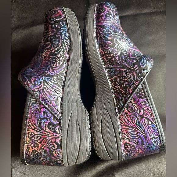 Dansko XP 2.0 Engraved Floral Clogs
European size 38
US size 7.5-8 - Picture 5 of 11